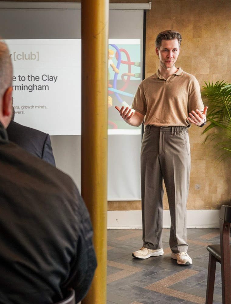 Mateusz hosting the Clay Club meetup in Birmingham